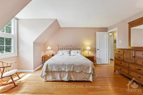 1911 ILLINOIS Ave, Alta Vista and Area, ON K1H 6W5