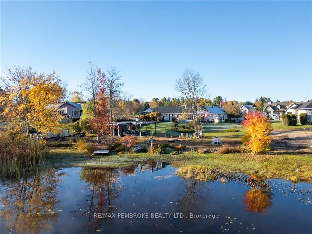 11 FAIRWAY Dr, Petawawa, ON K8A 8N2