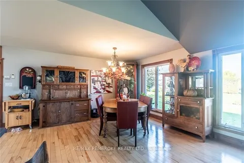 11 FAIRWAY Dr, Petawawa, ON K8A 8N2