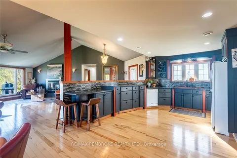 11 FAIRWAY Dr, Petawawa, ON K8A 8N2