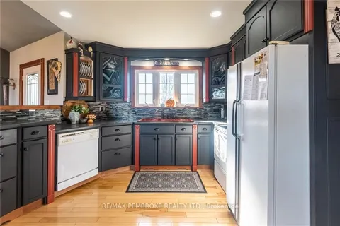 11 FAIRWAY Dr, Petawawa, ON K8A 8N2