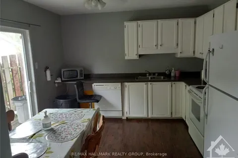 12-16 Craig St, Perth, ON K7H 3K1