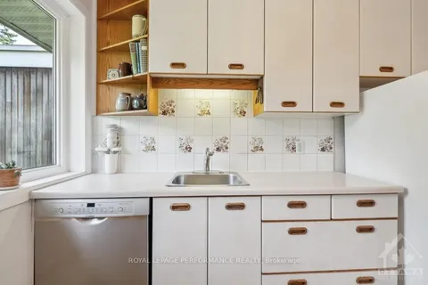 11 APPLEFORD St, Beacon Hill North - South and Area, ON K1J 6V1