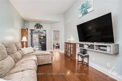 51 STEDMAN St, Blossom Park - Airport and Area, ON K1T 4G5