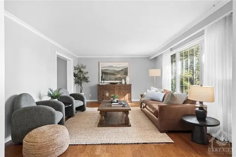 4 NEWLAND Dr, Barrhaven, ON K2J 3Z8