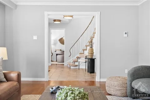 4 NEWLAND Dr, Barrhaven, ON K2J 3Z8