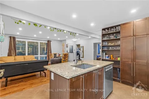 2686 IRIS St, Parkway Park - Queensway Terrace S and Area, ON K2C 1E6