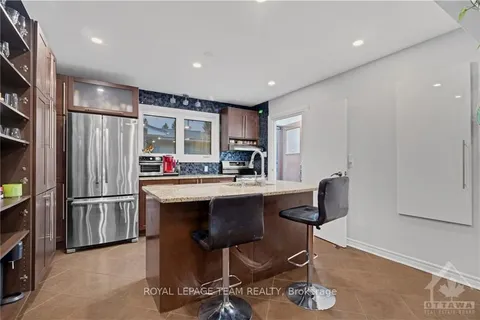 2686 IRIS St, Parkway Park - Queensway Terrace S and Area, ON K2C 1E6