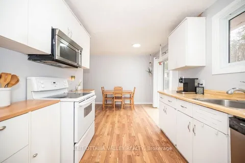 110 BESSBOROUGH St, Laurentian Hills, ON K0J 1P0