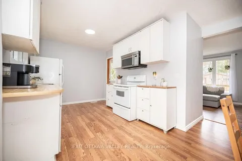 110 BESSBOROUGH St, Laurentian Hills, ON K0J 1P0