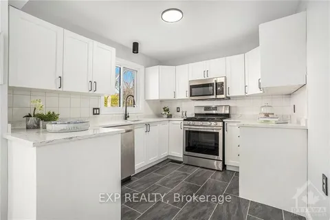 33 BRIDLE PARK Dr, Kanata, ON K2M 2E2