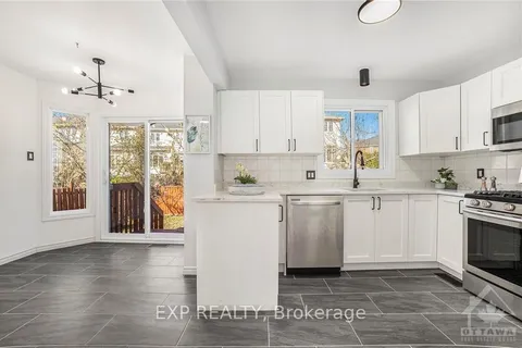 33 BRIDLE PARK Dr, Kanata, ON K2M 2E2