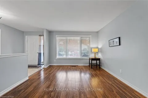 6019 ANDREA Dr, Niagara Falls, ON L2H 2Z9