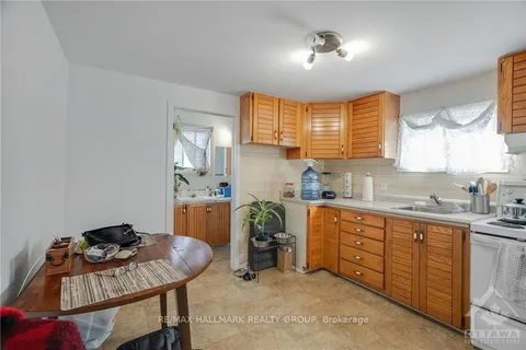 252 EMOND St, Vanier and Kingsview Park, ON K1L 7R8