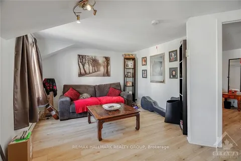 252 EMOND St, Vanier and Kingsview Park, ON K1L 7R8