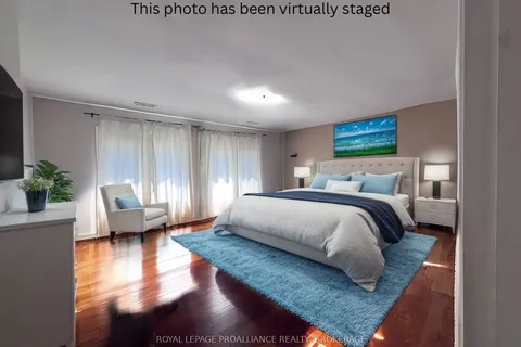 37 Hill St, Kingston, ON K7L 2M4