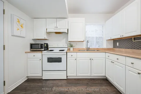 76 Sixth Ave, Brantford, ON M3S 1A9