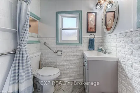 52 Adam St, Cambridge, ON N3C 2K3