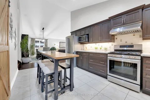 5817 Ironwood St, Niagara Falls, ON L2H 0E3