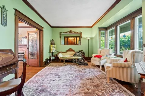 2 Carleton St, Thorold, ON L2V 2A3