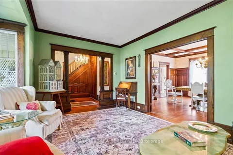 2 Carleton St, Thorold, ON L2V 2A3