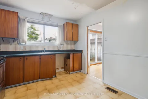 1465 Fisher Ave, Ottawa Centre, ON K2C 1X3