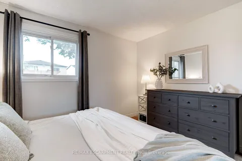 22 Garden Cres, Hamilton, ON L8V 4T4