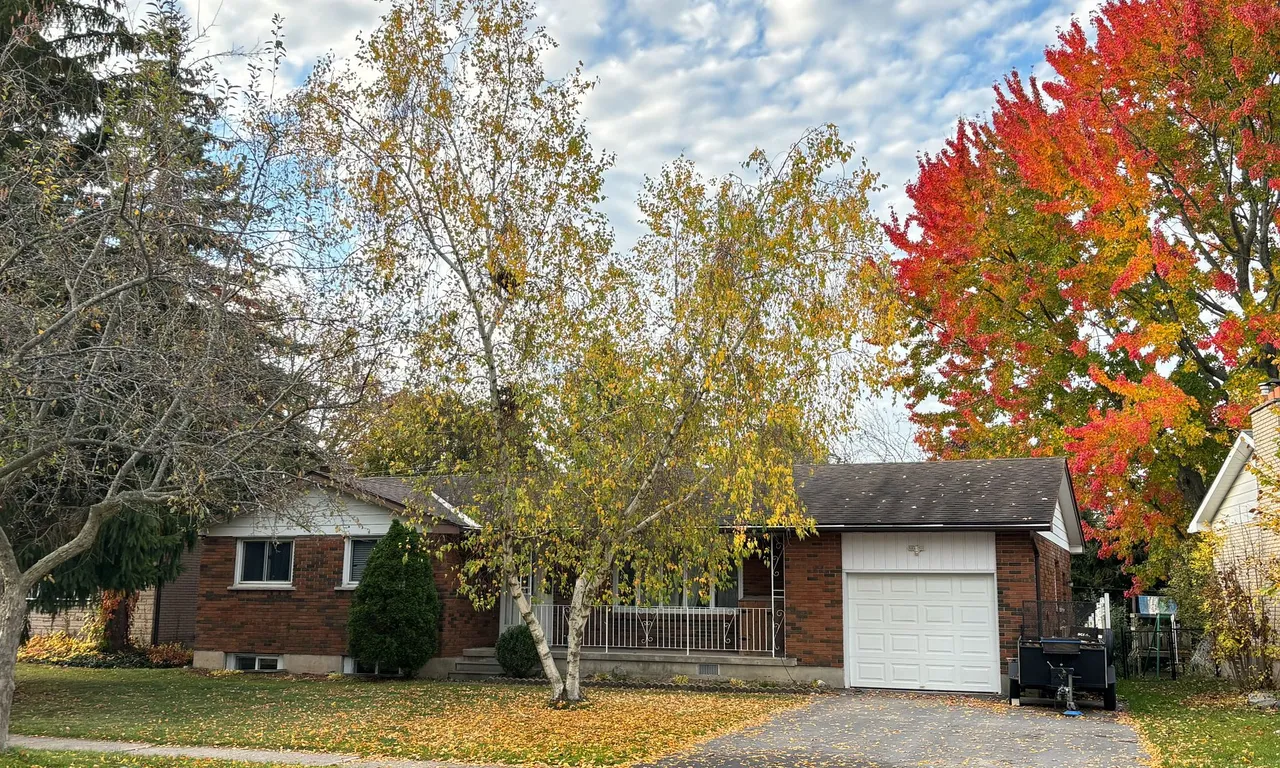 1079 Lincoln Dr, Kingston, ON K7M 4Z3