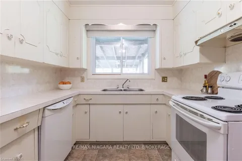 7 SURREY Pl, St. Catharines, ON L2M 2K6