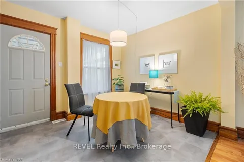 34 TASKER St, St. Catharines, ON L2R 3Z8